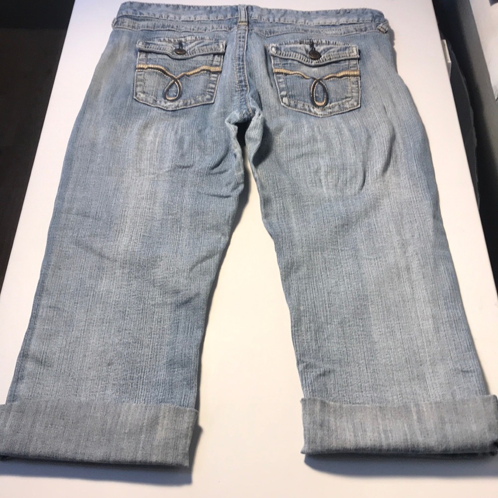 RUE 21 LT. DENIM CAPRIS